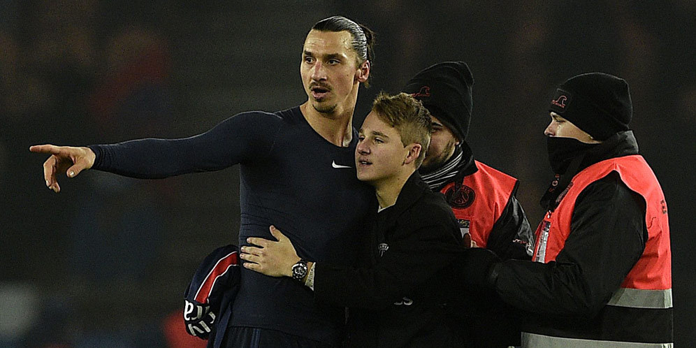 Nyelonong ke Lapangan, Bocah Ini Sukses Dapatkan Jersey Zlatan Nyelonong ke Lapangan, Bocah Ini Sukses Dapatkan Jersey Zlatan