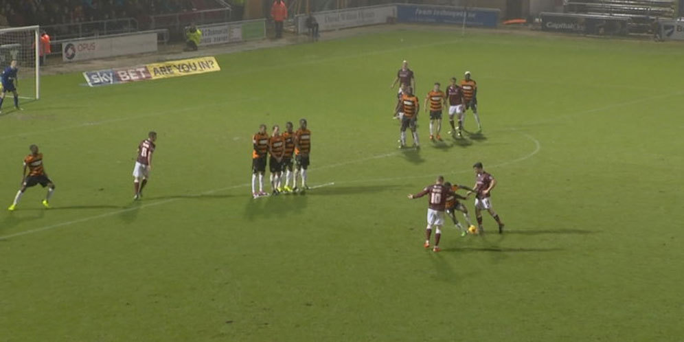 Kehilangan Kesabaran, Pemain Ini Eksekusi Free Kick Lawan!