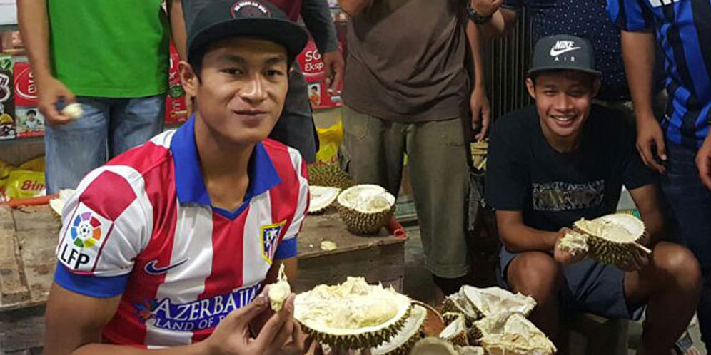 Evan Dimas Nikmati Lezatnya Durian Aceh