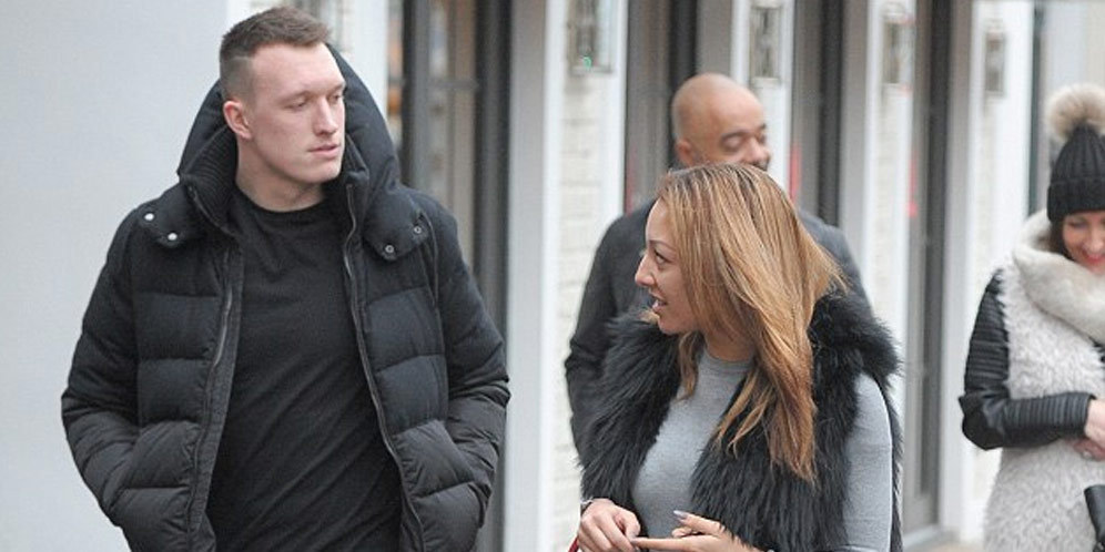 Mulai 'Turun' Tribun Hingga Keliling Kota, Cara Phil Jones Isi Waktu Mulai 'Turun' Tribun Hingga Keliling Kota, Cara Phil Jones Isi Waktu