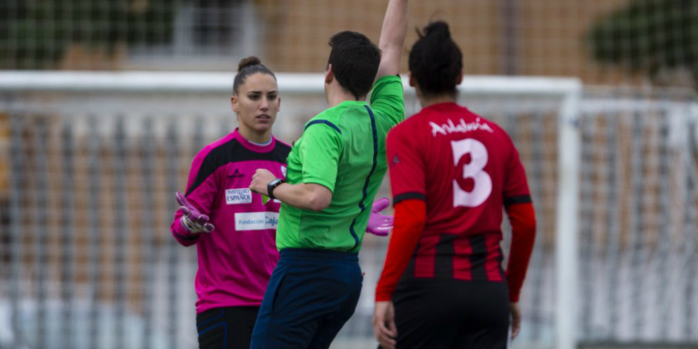 Waduh, di Tengah Laga Wasit Ajak Seorang Pemain Kencan! Waduh, di Tengah Laga Wasit Ajak Seorang Pemain Kencan!