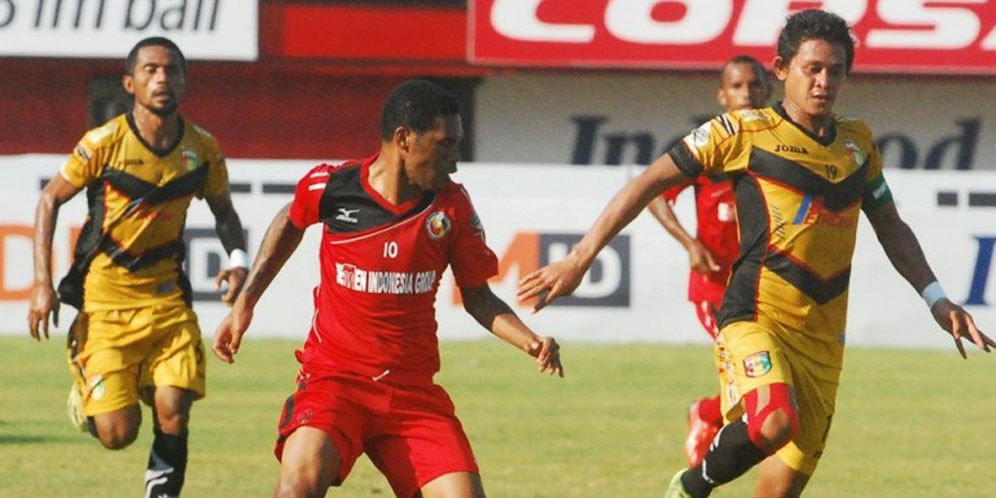 Duel Antar Lini Semen Padang vs Mitra Kukar Duel Antar Lini Semen Padang vs Mitra Kukar