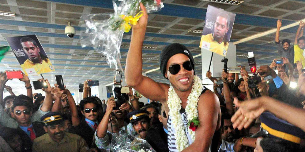 Ronaldinho Hampir Ketiban Tiang Lampu Merah di India