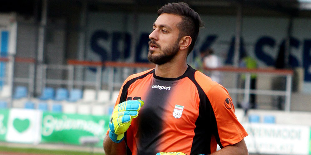 Berfoto Bareng Cewek Berpakaian Terbuka, Kiper Iran Dipenjara Berfoto Bareng Cewek Berpakaian Terbuka, Kiper Iran Dipenjara
