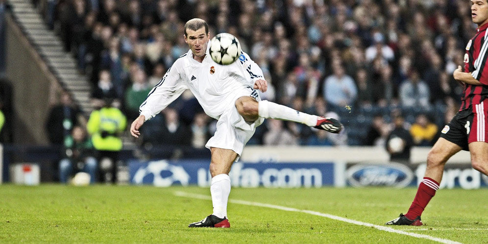 Zinedine Zidane saat mencetak gol ke gawang Leverkusen