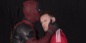 Ketika Deadpool Cium Kening Rooney Ketika Deadpool Cium Kening Rooney