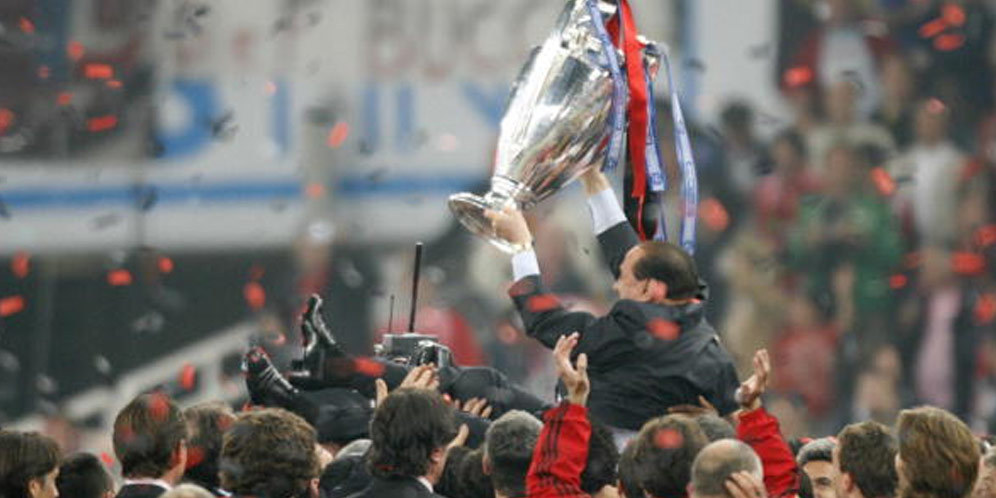 Berlusconi Ucapkan Perpisahan pada Fans Milan Berlusconi Ucapkan Perpisahan pada Fans Milan