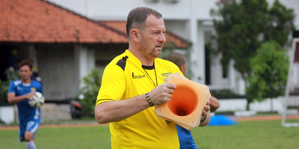 Umuh Benarkan Dejan Mundur dari Persib Umuh Benarkan Dejan Mundur dari Persib