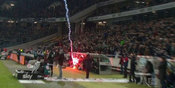 Fans Wolfsburg Lempar Flare ke Bangku Cadangan Hannover! Fans Wolfsburg Lempar Flare ke Bangku Cadangan Hannover!