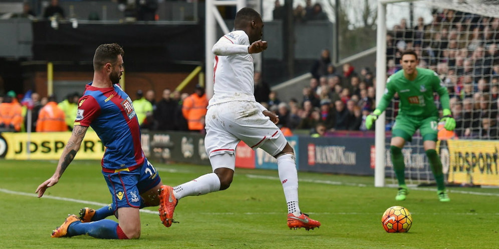 Lewat Petisi, Fans Palace Minta FA Hukum Benteke dan Liverpool
