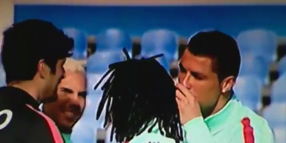 Aneh, Ronaldo Ciumi Rambut Rekan Setimnya Aneh, Ronaldo Ciumi Rambut Rekan Setimnya