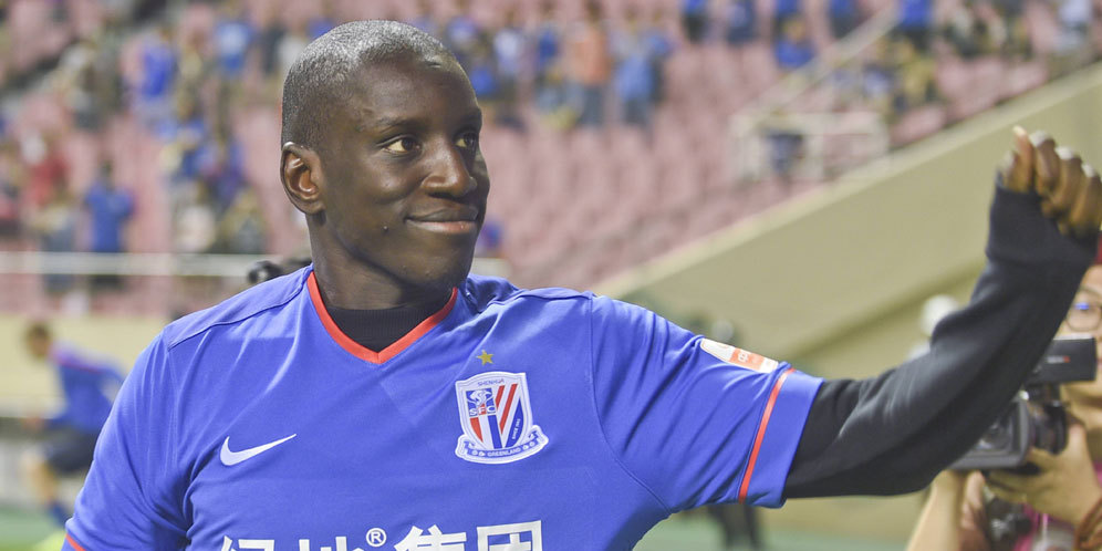 Horor! Demba Ba Alami Cedera Patah Kaki Mengerikan di Tiongkok