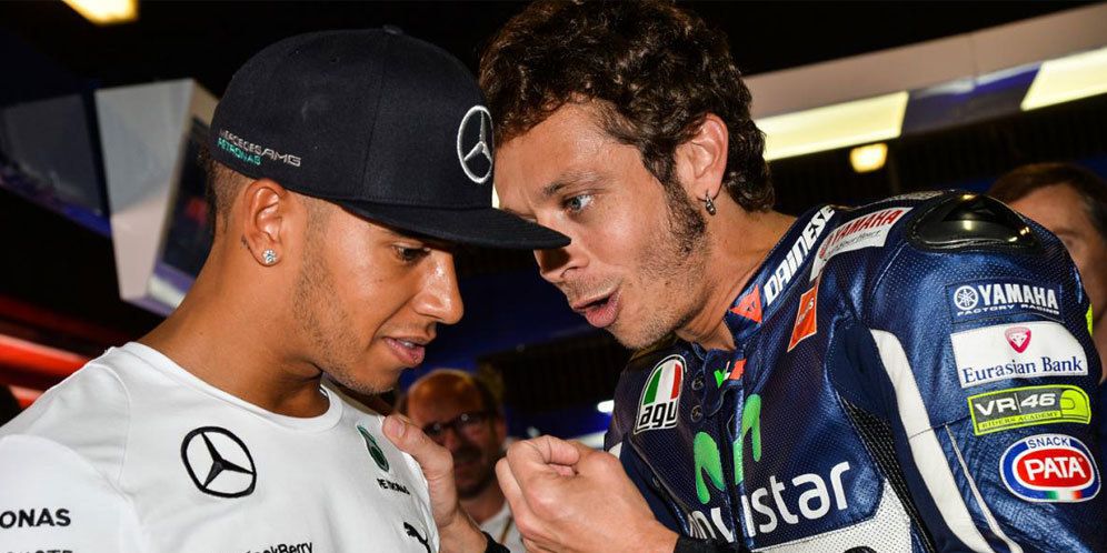 Valentino Rossi Soal Lewis Hamilton: Kita Barter Saja! Valentino Rossi Soal Lewis Hamilton: Kita Barter Saja!