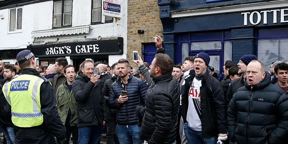 Tegang! Suporter Arsenal Diintimidasi Suporter Tottenham Tegang! Suporter Arsenal Diintimidasi Suporter Tottenham