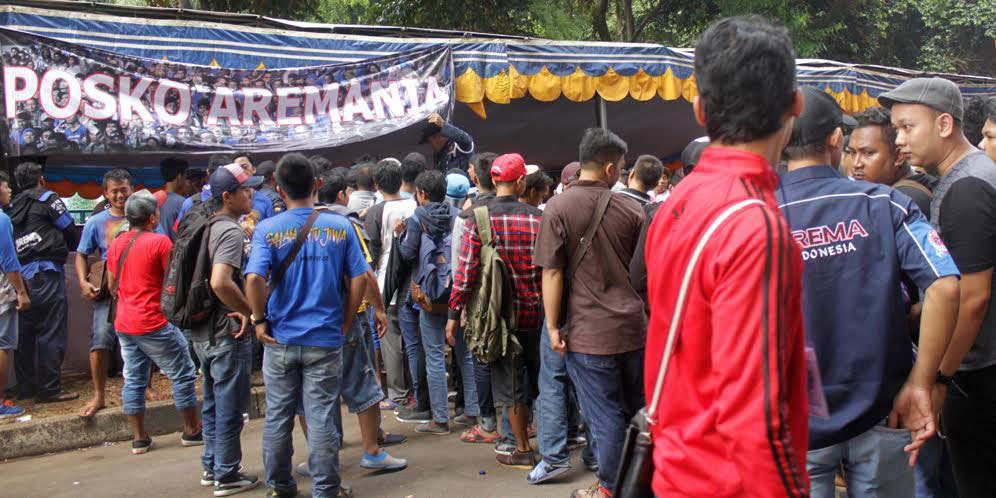 Aremania Padati Posko di Stadion GBK Aremania Padati Posko di Stadion GBK