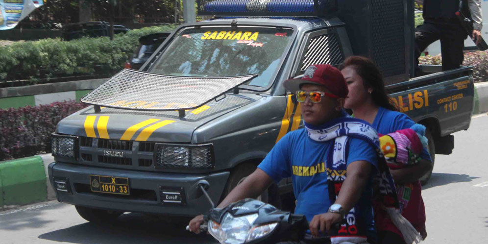 Aparat Kepolisian Tindak Tegas Konvoi Liar Aremania Aparat Kepolisian Tindak Tegas Konvoi Liar Aremania
