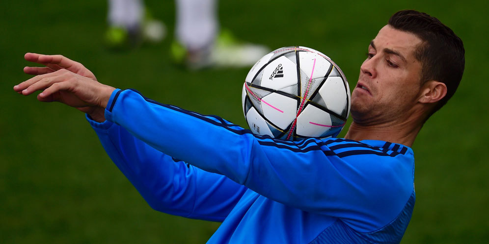 Jalannya Dihalangi, Ronaldo Semprot Kameramen dengan Bunyi Klakson Super Keras Jalannya Dihalangi, Ronaldo Semprot Kameramen dengan Bunyi Klakson Super Keras