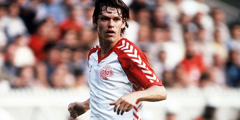 Inilah Frank Arnesen, Gelandang Serang Denmark Yang Paling Disegani di Era 80'an Inilah Frank Arnesen, Gelandang Serang Denmark Yang Paling Disegani di Era 80'an