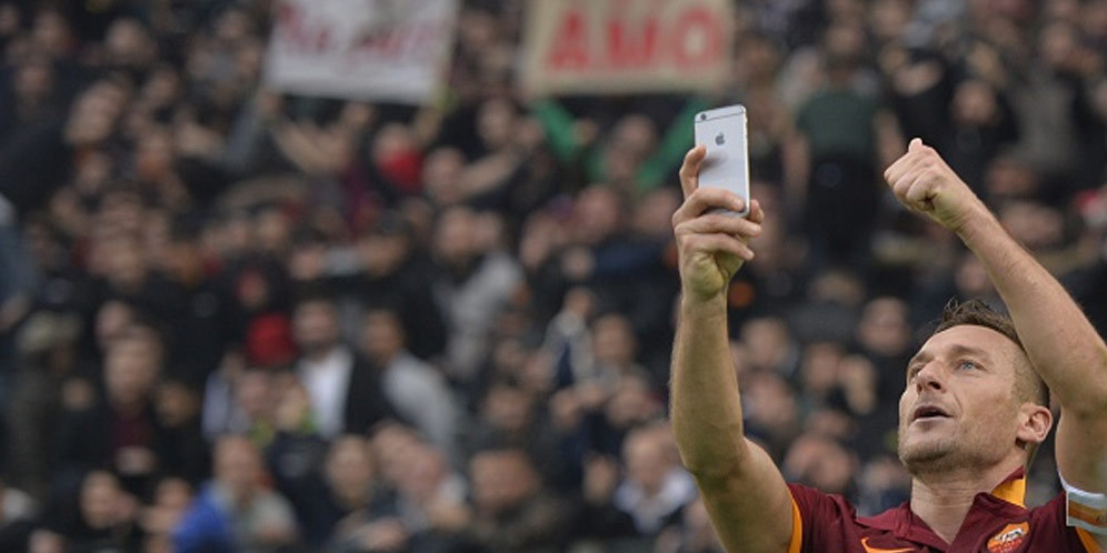 Flashback Derby Capitale: Selfie Kapten Totti Flashback Derby Capitale: Selfie Kapten Totti