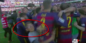 Bocah Beruntung Ini Ikut Nyempil di Tengah Pesta Juara Barca Bocah Beruntung Ini Ikut Nyempil di Tengah Pesta Juara Barca