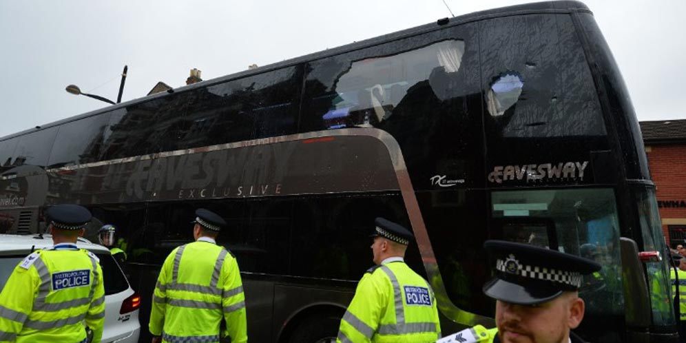 FA Akan Selidiki Insiden Pelemparan Bus Pemain MU FA Akan Selidiki Insiden Pelemparan Bus Pemain MU