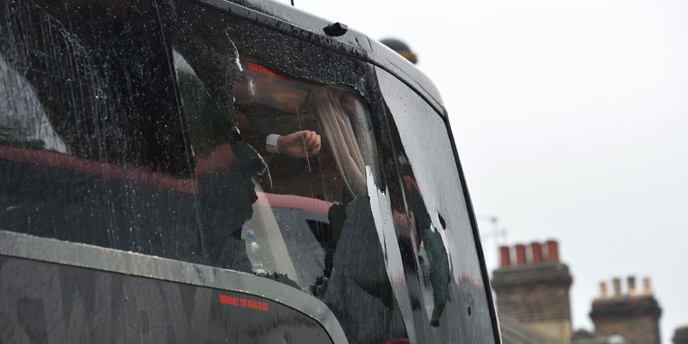 Diteror Fans West Ham, Ini Suasana 'Mencekam' di Dalam Bus Tim MU Diteror Fans West Ham, Ini Suasana 'Mencekam' di Dalam Bus Tim MU