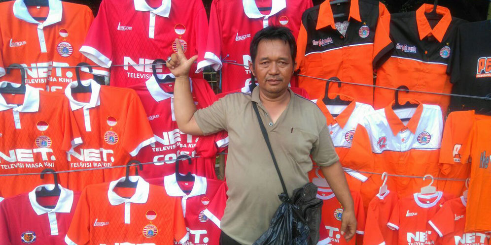 Berkah ISC Bagi Pedagang Atribut Persija Berkah ISC Bagi Pedagang Atribut Persija