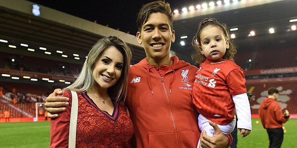 Sederet WAGs Aduhai Liverpool Berpose di Anfield Sederet WAGs Aduhai Liverpool Berpose di Anfield