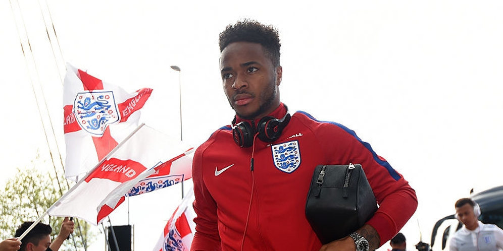 Hodgson Minta Sterling Lupakan Kritik Fans dan Media Hodgson Minta Sterling Lupakan Kritik Fans dan Media