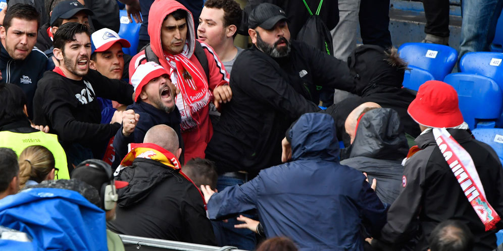 Tawuran Antar Fans Pecah di Final Liverpool vs Sevilla Tawuran Antar Fans Pecah di Final Liverpool vs Sevilla
