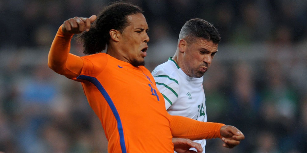 Virgil van Dijk berduel dengan Jonathan Walters