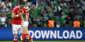 Pemain Wales Dilarang Bawa Anak ke Tengah Lapangan Lagi Pemain Wales Dilarang Bawa Anak ke Tengah Lapangan Lagi