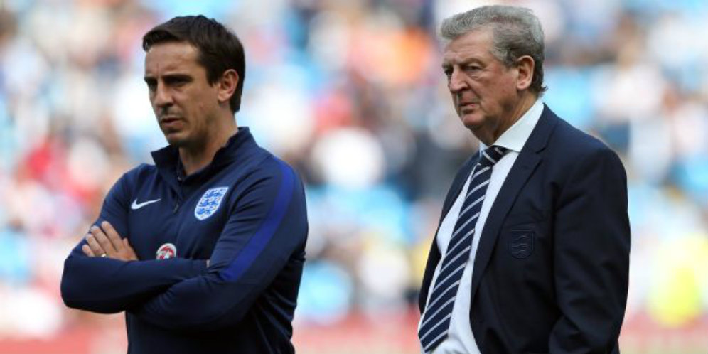 Inggris Keok, Neville Masuk Bus Islandia Inggris Keok, Neville Masuk Bus Islandia
