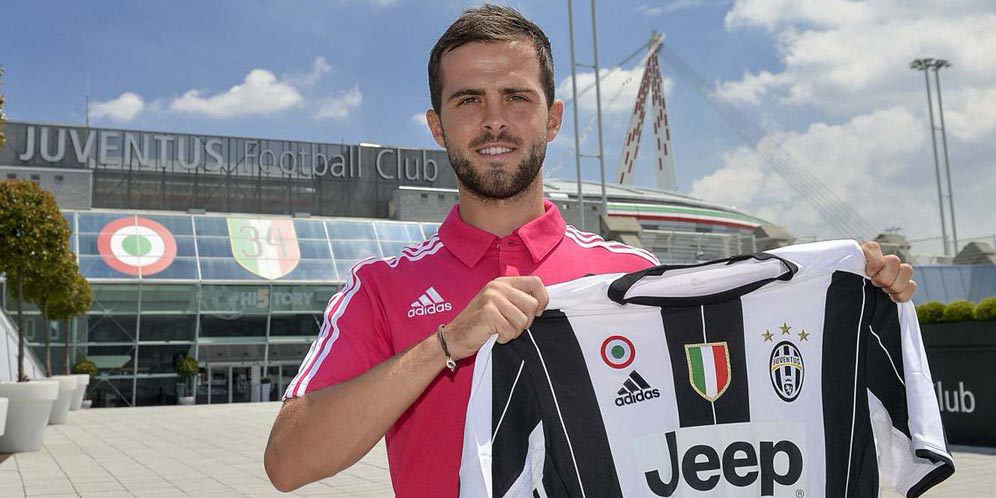 Galeri: Miralem Pjanic Bergaya Dengan Kostum Juventus Galeri: Miralem Pjanic Bergaya Dengan Kostum Juventus