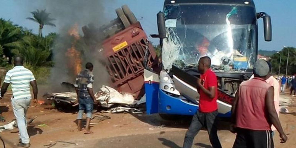 Skuat Klub Nigeria Terlibat Kecelakaan Fatal, Bus Tim Ditabrak Trailer Skuat Klub Nigeria Terlibat Kecelakaan Fatal, Bus Tim Ditabrak Trailer