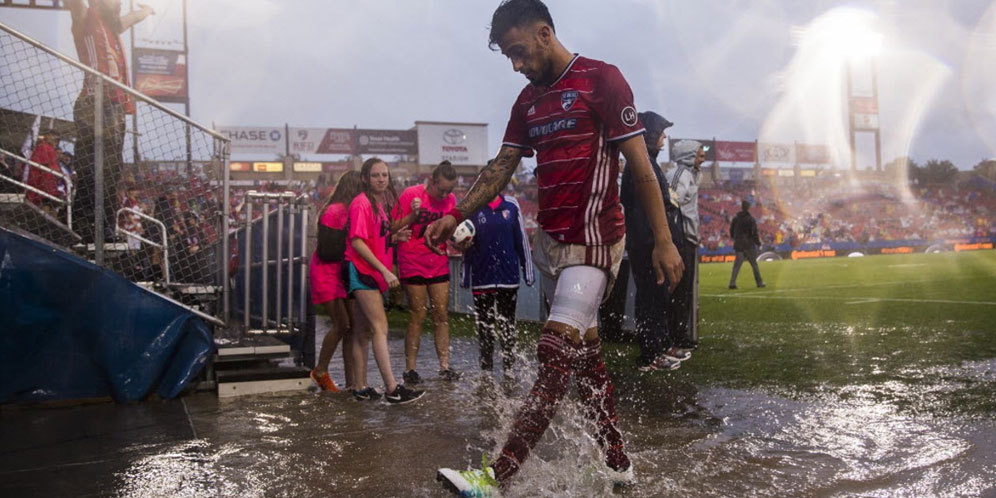 Derasnya Hujan Bikin Laga MLS Ini Berubah Jadi Polo Air Derasnya Hujan Bikin Laga MLS Ini Berubah Jadi Polo Air