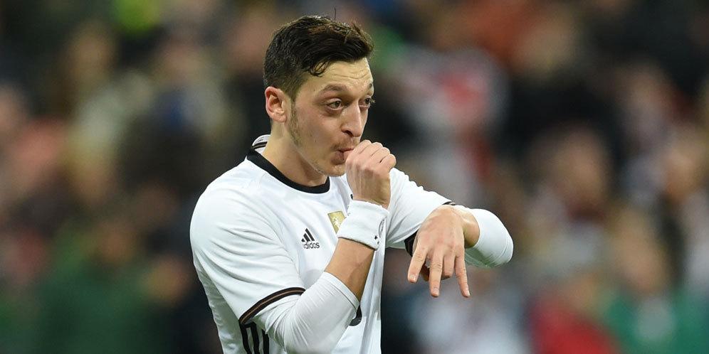 Mesut Ozil Alami Cedera Punggung di Timnas Jerman Mesut Ozil Alami Cedera Punggung di Timnas Jerman