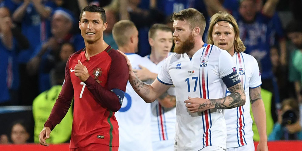 Laga Baru Usai, Kapten Islandia Buru-buru Ingin Tukar Kostum dengan Ronaldo Laga Baru Usai, Kapten Islandia Buru-buru Ingin Tukar Kostum dengan Ronaldo