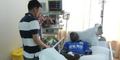Momen Pertemuan Kembali Demba Ba dengan Sang Pematah Kakinya Momen Pertemuan Kembali Demba Ba dengan Sang Pematah Kakinya