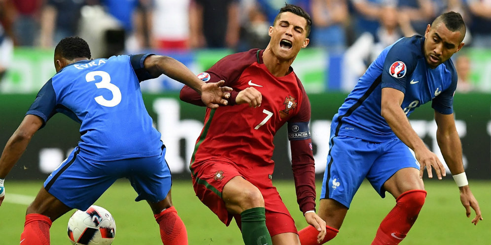 Video: Detik-detik Payet Hajar Ronaldo Sampai Cedera Video: Detik-detik Payet Hajar Ronaldo Sampai Cedera