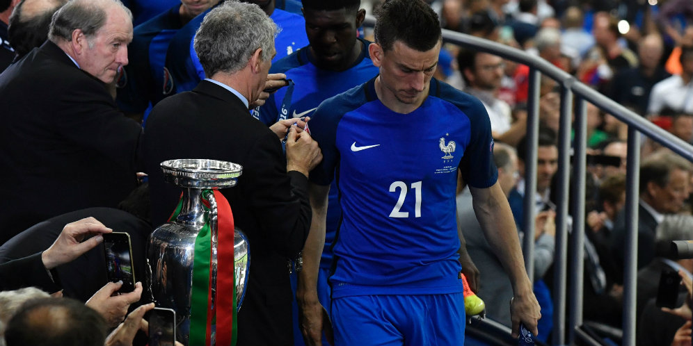 Giroud dan Koscielny Ogah Pakai Medali Runner-up Euro 2016