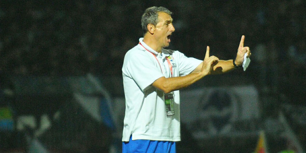 Pelatih Arema Cronus Puji Kekuatan PS TNI Pelatih Arema Cronus Puji Kekuatan PS TNI