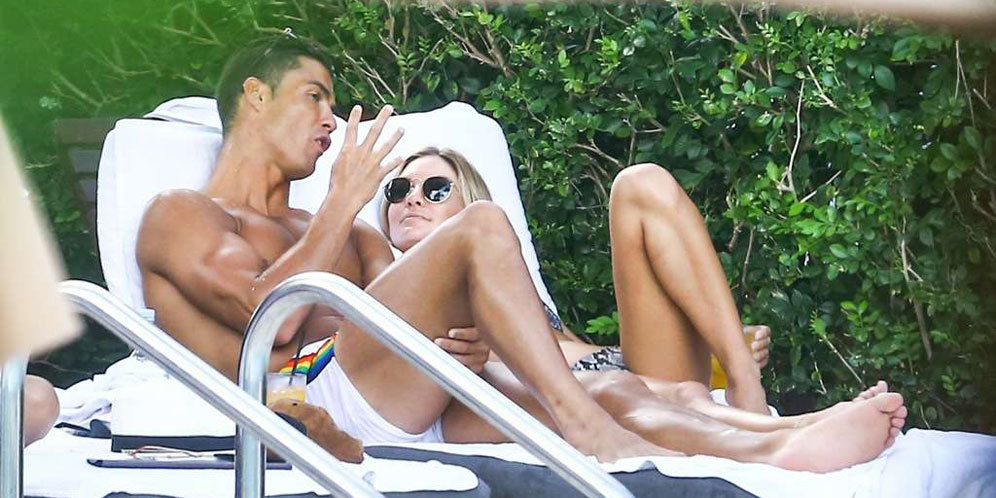 Ronaldo Kepergok Ciumi Wanita Misterius di Miami Ronaldo Kepergok Ciumi Wanita Misterius di Miami