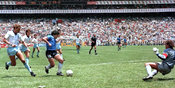 Mengenang Gol Tangan Tuhan dan Solo Run Diego Maradona ke Gawang Inggris Mengenang Gol Tangan Tuhan dan Solo Run Diego Maradona ke Gawang Inggris