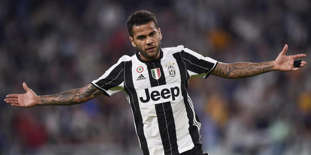 Alves: Barcelona Harus Pertahankan Messi Alves: Barcelona Harus Pertahankan Messi