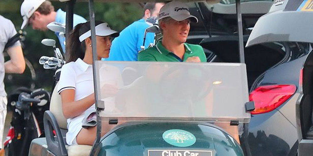 Dicampakkan Mou, Schweinsteiger Main Golf Bareng Istri Cantik Dicampakkan Mou, Schweinsteiger Main Golf Bareng Istri Cantik