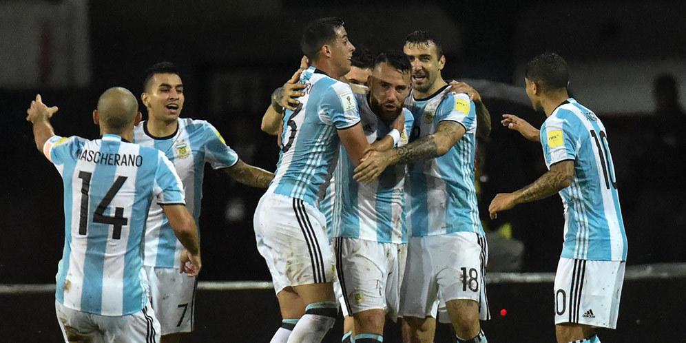 Otamendi disambut rekannya usai bobol gawang Venezuela