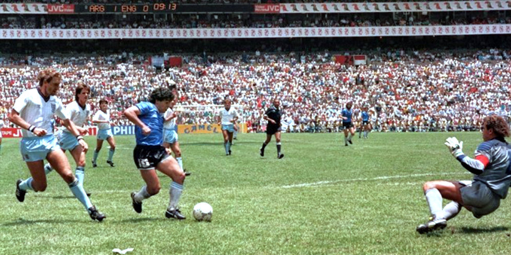 Mengenang Gol Tangan Tuhan dan Solo Run Diego Maradona ke Gawang Inggris Mengenang Gol Tangan Tuhan dan Solo Run Diego Maradona ke Gawang Inggris