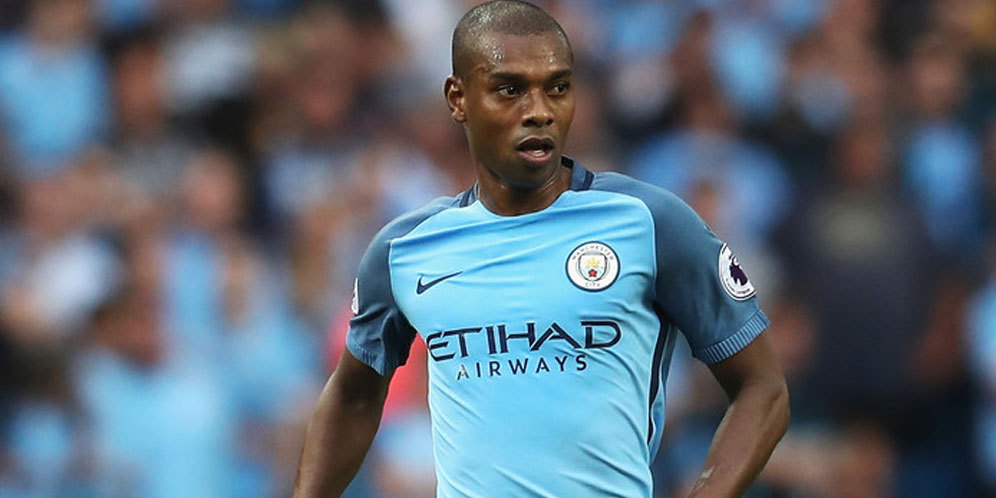 Guardiola: City Harus Perpanjang Kontrak Fernandinho Guardiola: City Harus Perpanjang Kontrak Fernandinho