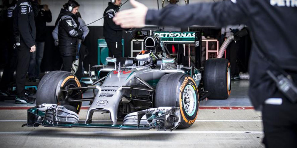 Jorge Lorenzo mengendarai Mercedes W05 di Silverstone. (c) Monster Energy